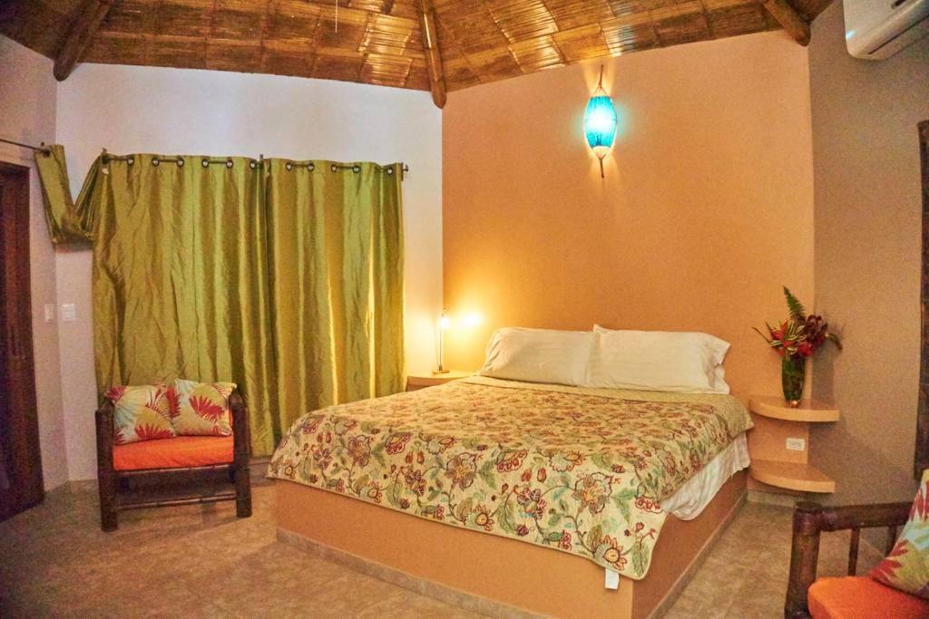 Manoas Bed & Breakfast Uvita Exterior photo
